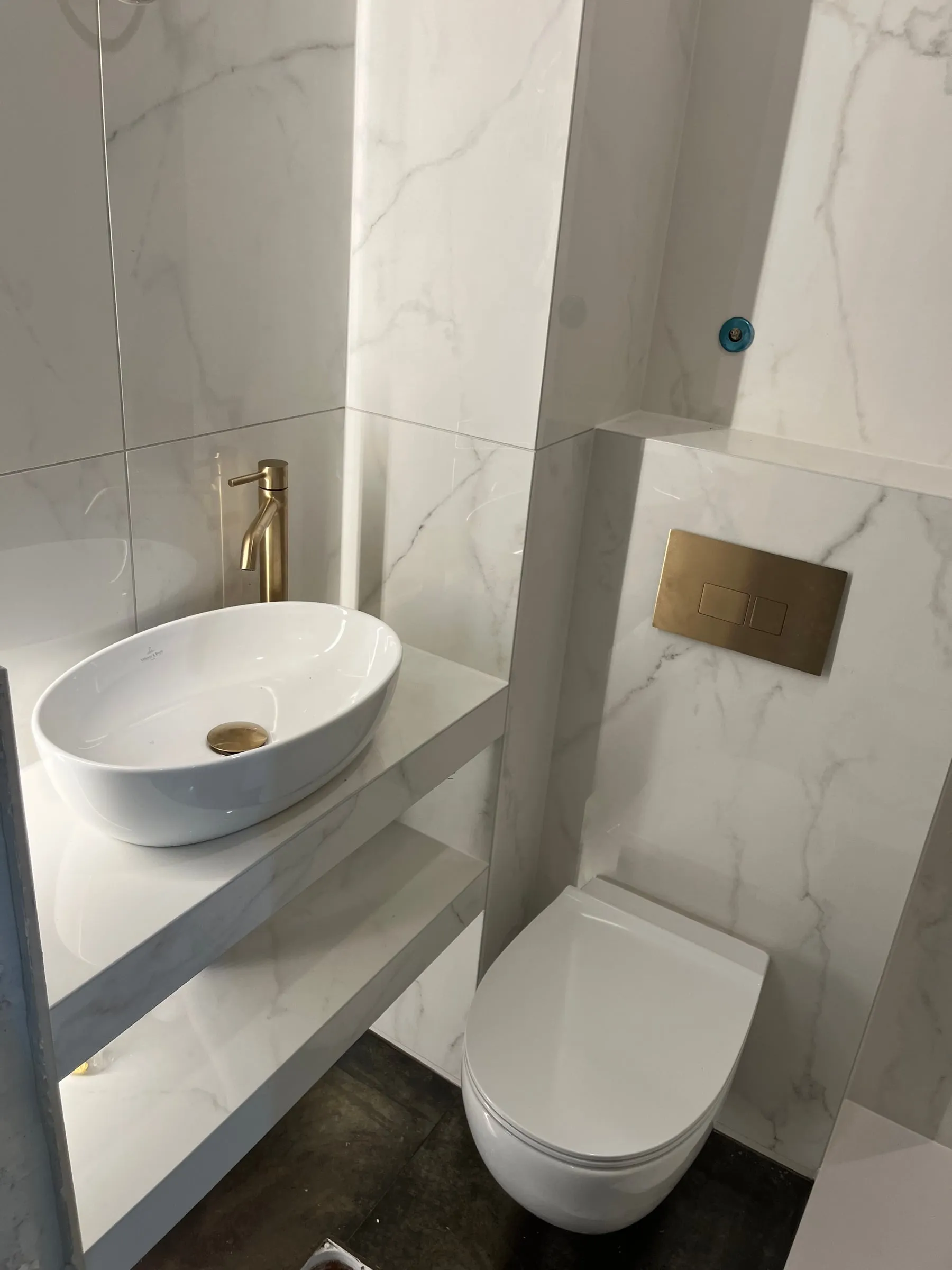 Mala kupaonica s umivaonikom i WC-om – nakon radova