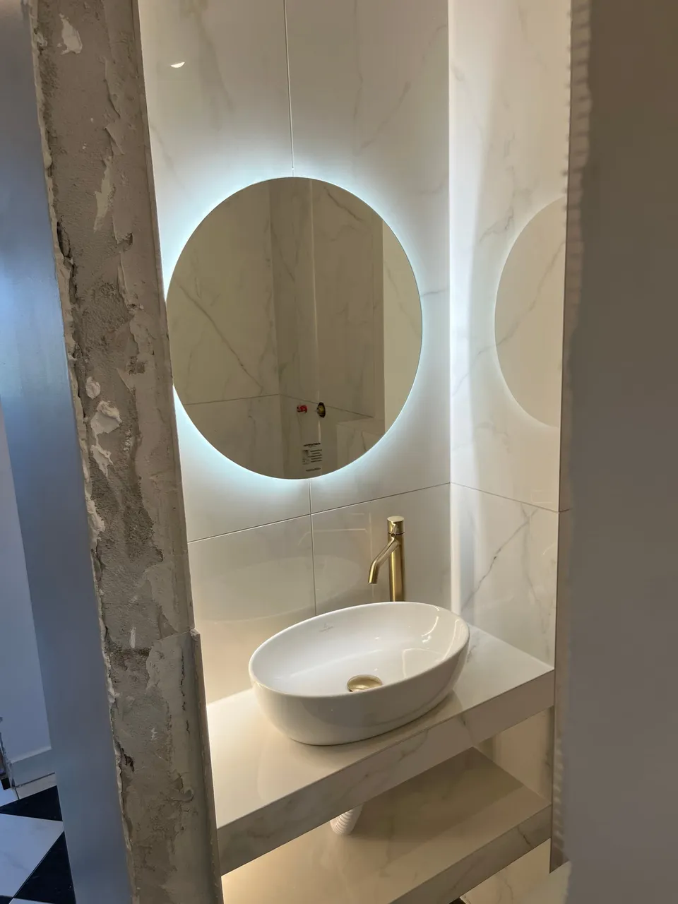 Okruglo ogledalo s LED rasvjetom iznad pulta s nadgradnim umivaonikom