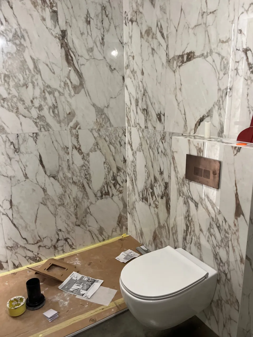 Viseća WC školjka i podžbukni vodokotlić s brončanom tipkom