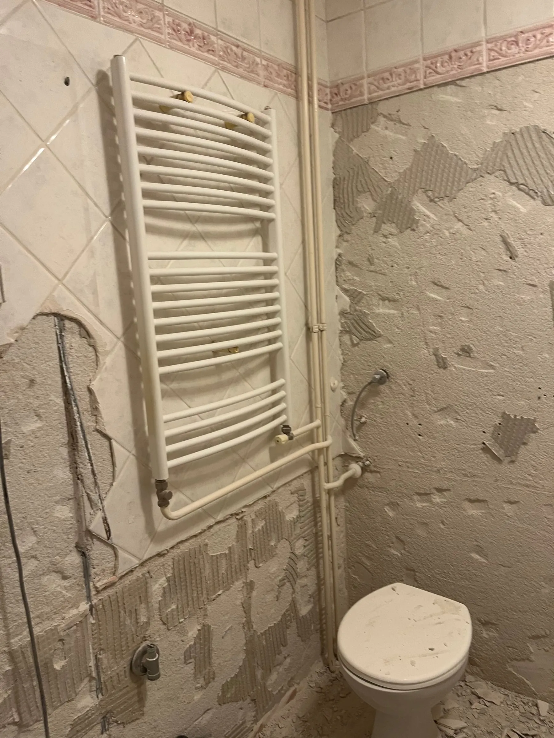 Kupaonica s radijatorom za ručnike i WC-om – prije radova
