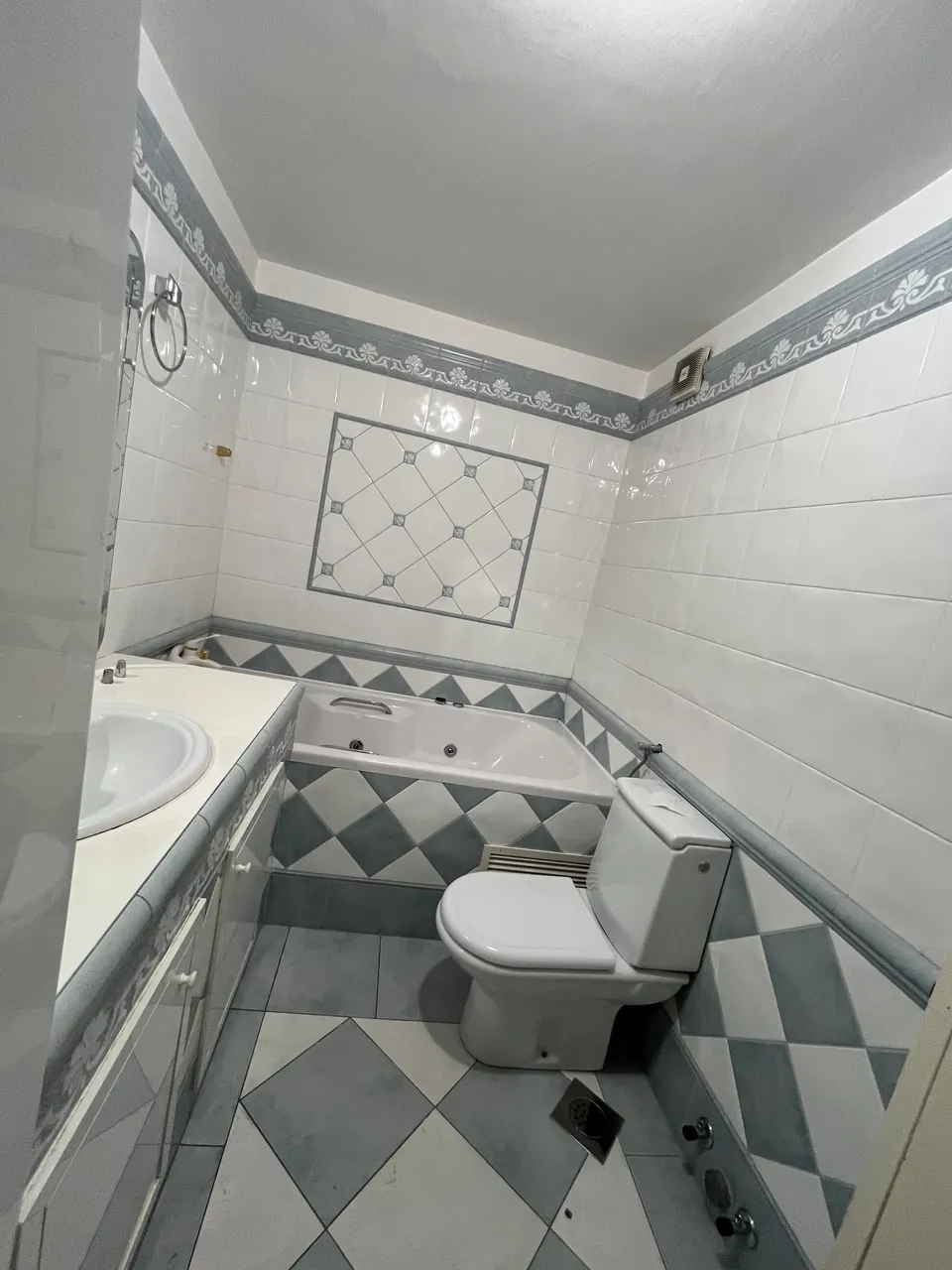 Stara kupaonica s kadom, WC školjkom i plavim bordurama prije rušenja