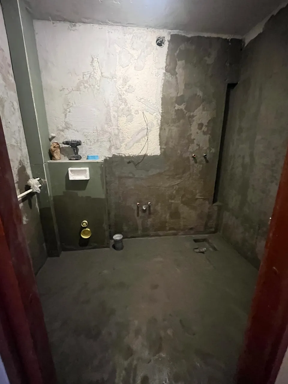 Zidovi i pod očišćeni do podloge, s pripremljenim priključcima za WC i tuš