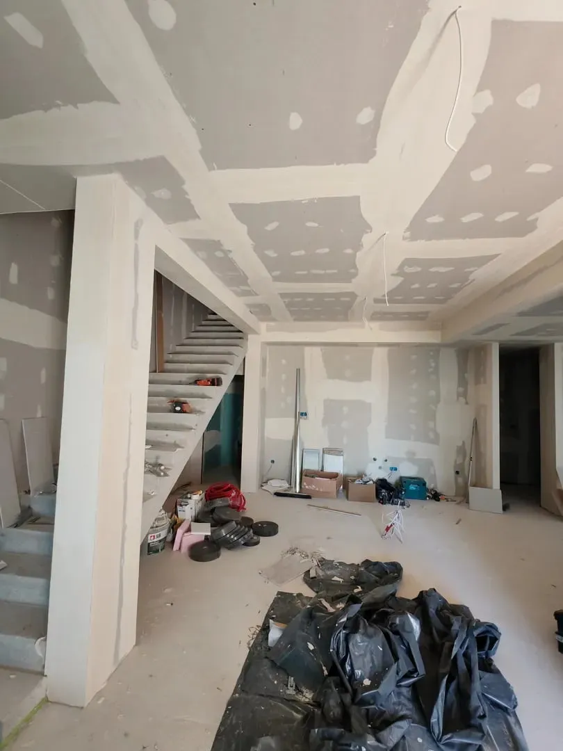 Prostor sa stubištem: knauf strop i zidovi pripremljeni za gletanje