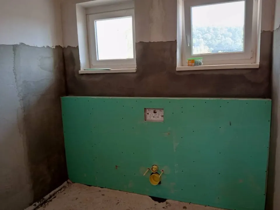 Predzid od impregniranih ploča s ugrađenom podžbuknom konstrukcijom za WC ispod prozora